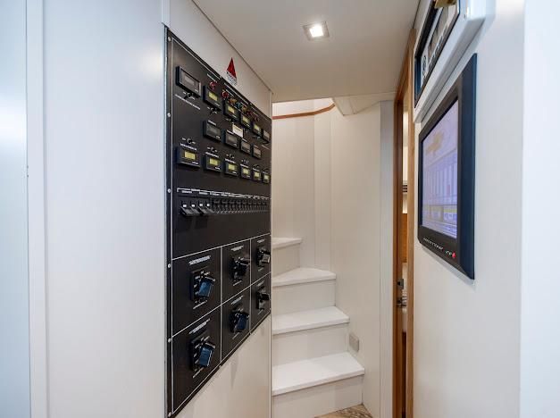 2015 Hatteras 102 