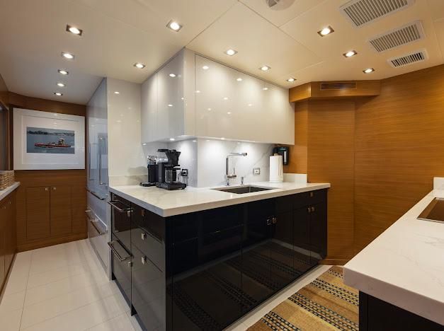 2015 Hatteras 102 