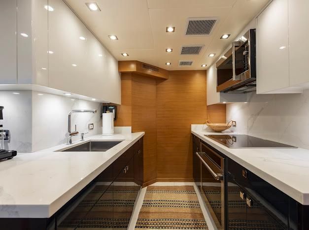 2015 Hatteras 102 