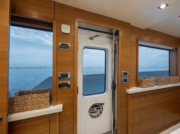 2015 Hatteras 102 