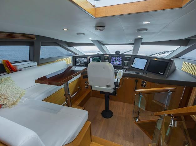 2015 Hatteras 102 