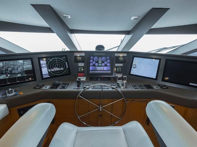 2015 Hatteras 102 
