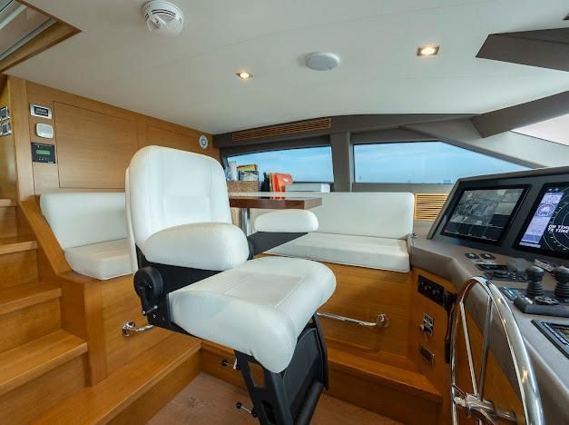 2015 Hatteras 102 