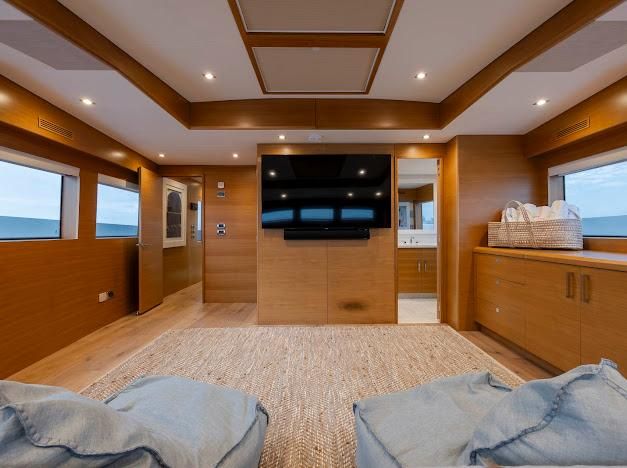 2015 Hatteras 102 