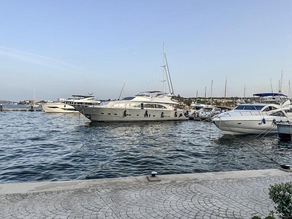 2007 Motor Yacht 93 