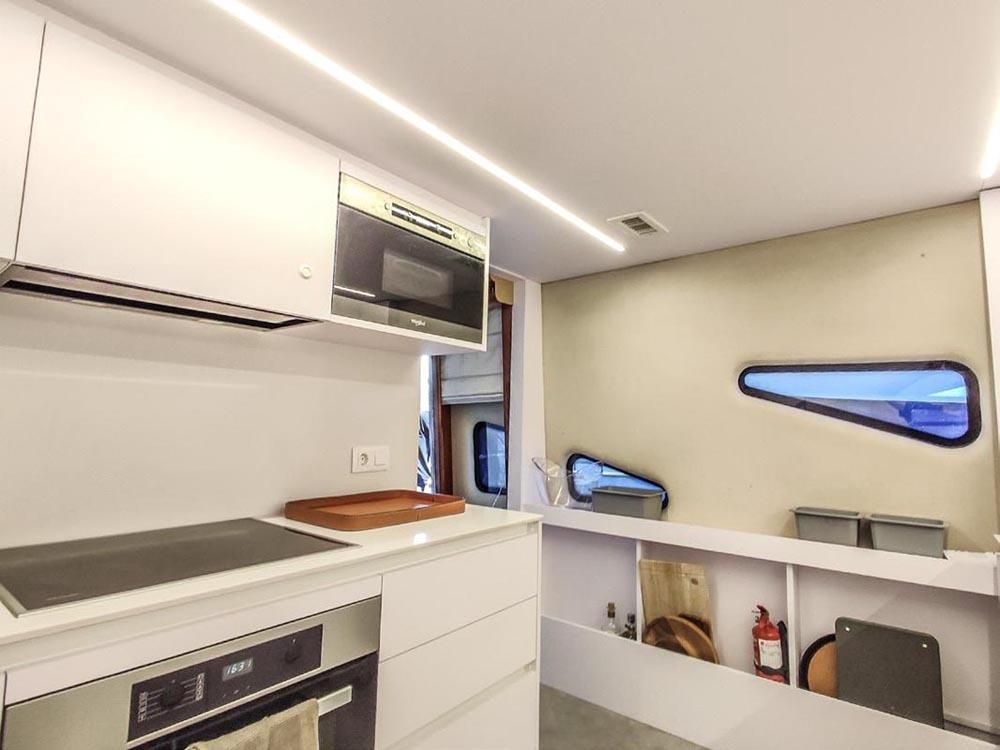2007 Motor Yacht 93 
