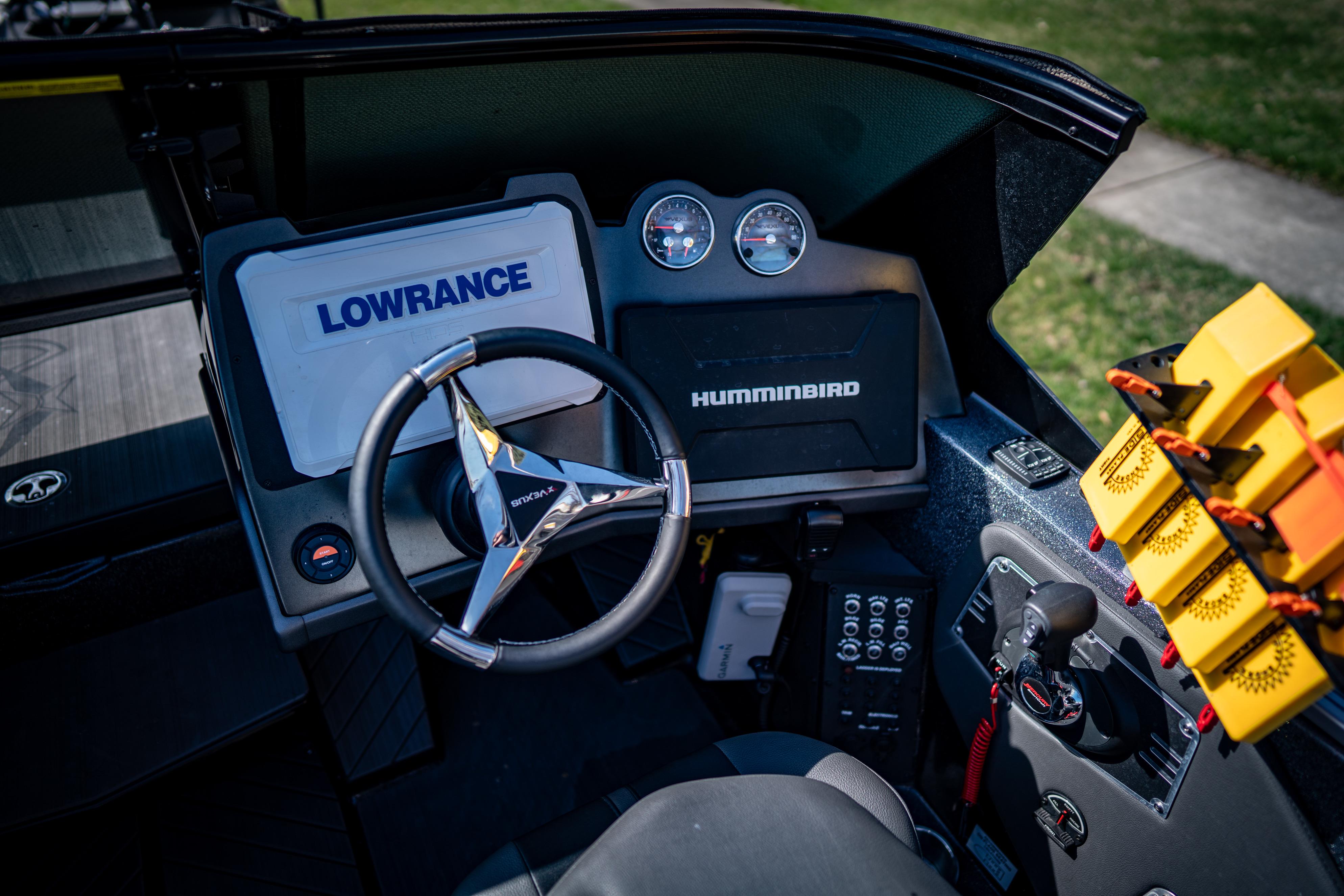 2022 Vexus DVX20 boat dashboard with Lowrance and Humminbird electronics.