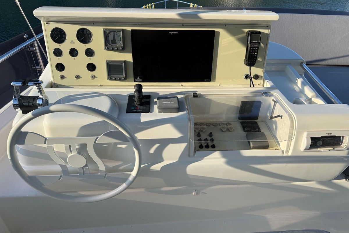 2008 Ferretti Yachts 83 