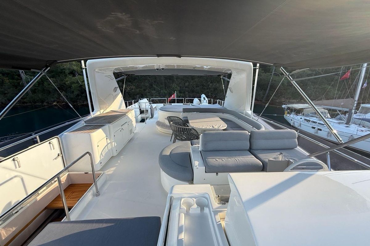 2008 Ferretti Yachts 83 