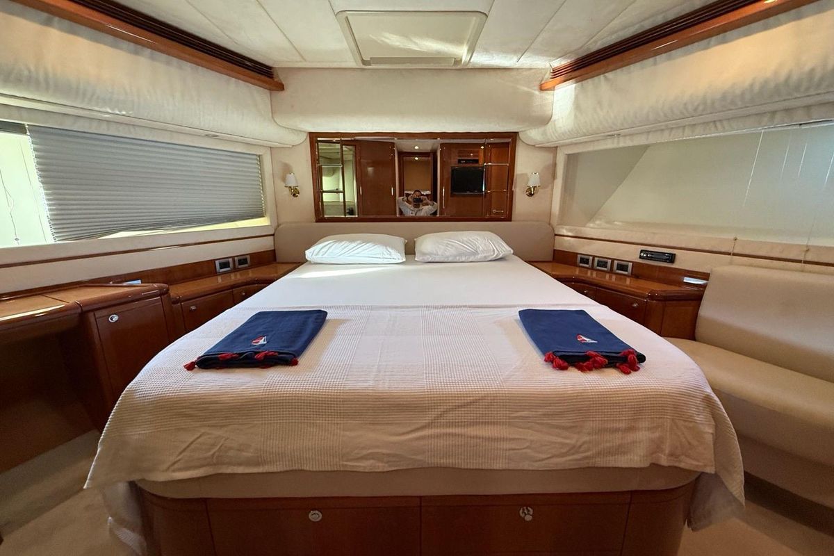 2008 Ferretti Yachts 83 