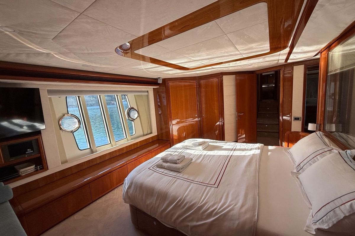 2008 Ferretti Yachts 83 