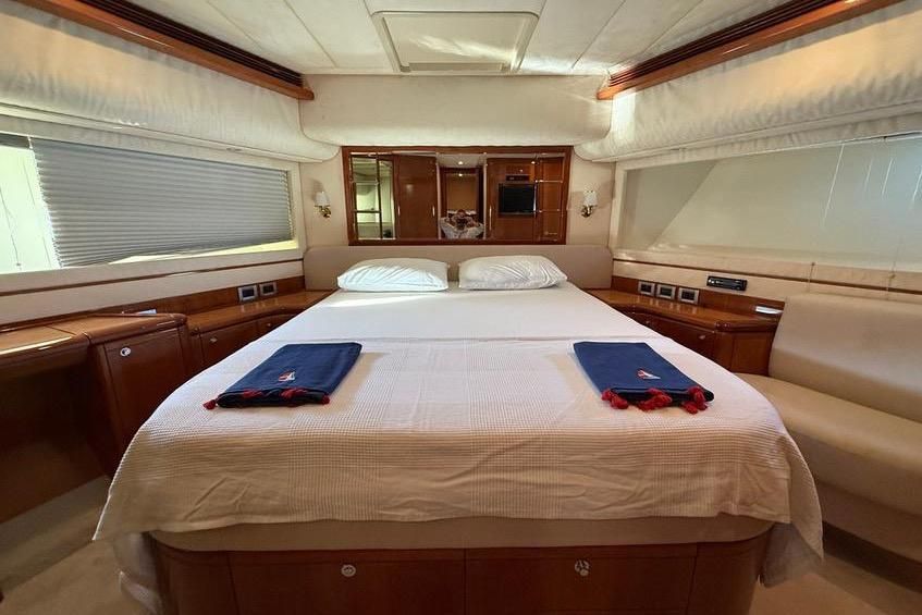 2008 Ferretti Yachts 83 