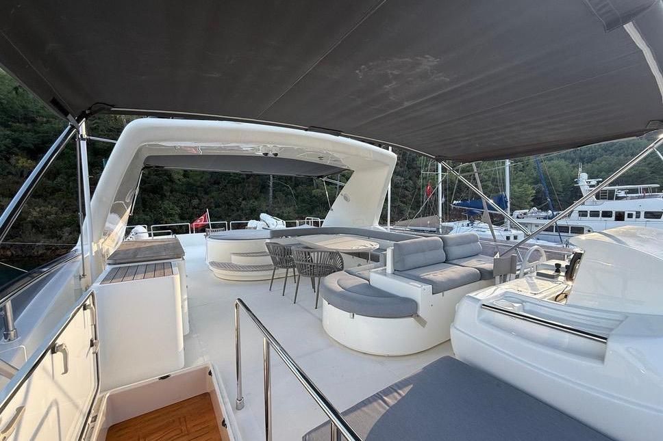2008 Ferretti Yachts 83 