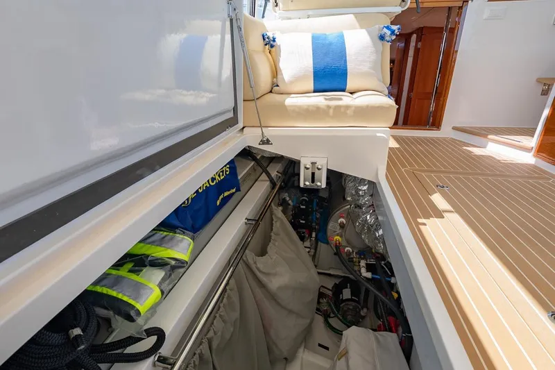 Lola Yacht Photos Pics Port Settee Storage Compartment