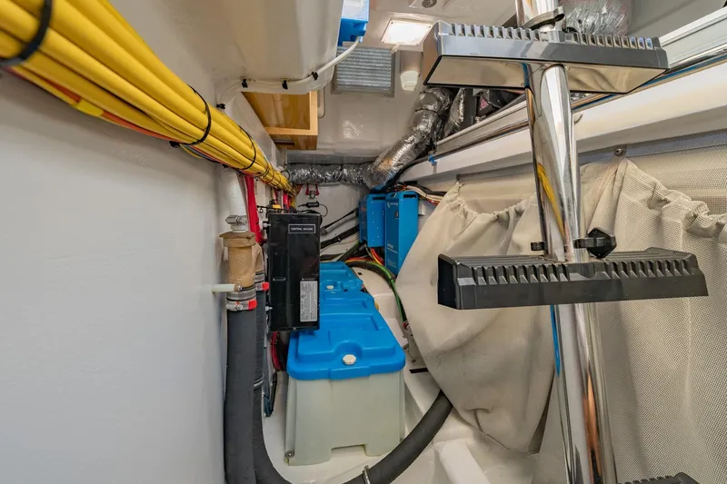 Lola Yacht Photos Pics Starboard Storage