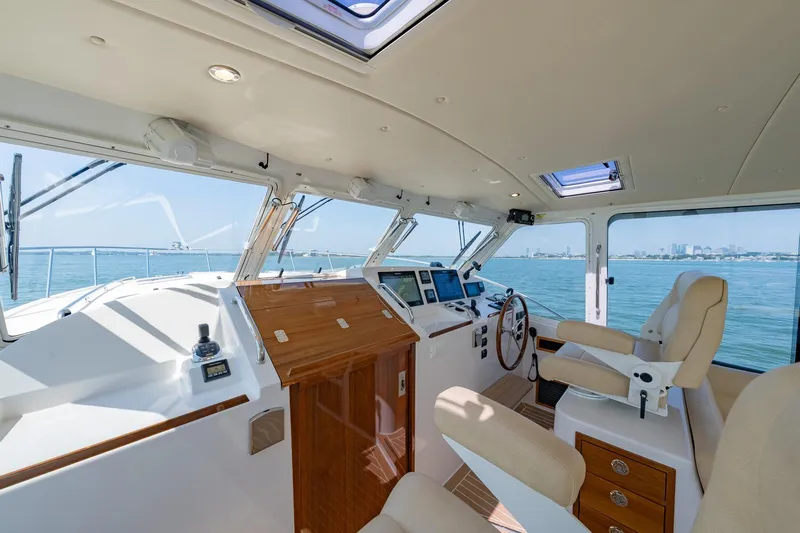 Lola Yacht Photos Pics Helm