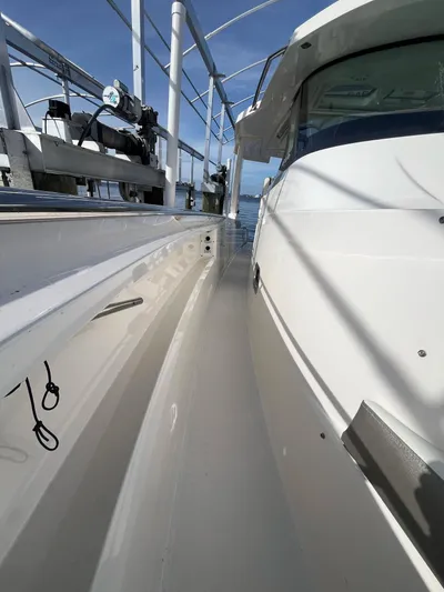  Yacht Photos Pics 2023-TIARA-YACHTS-43-LS