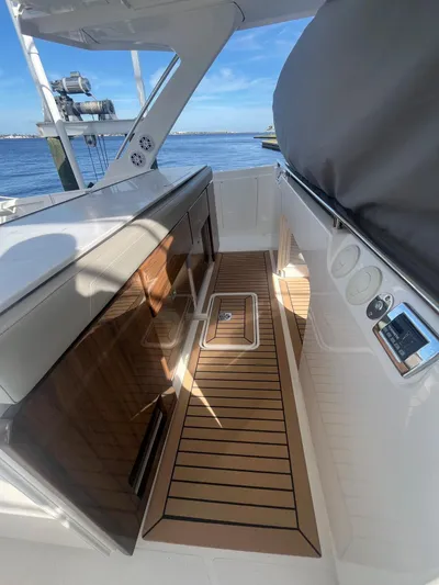  Yacht Photos Pics 2023-TIARA-YACHTS-43-LS