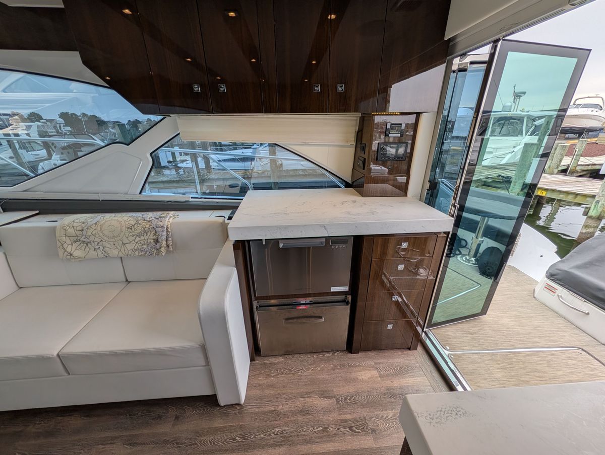 2022 Cruisers Yachts 54 