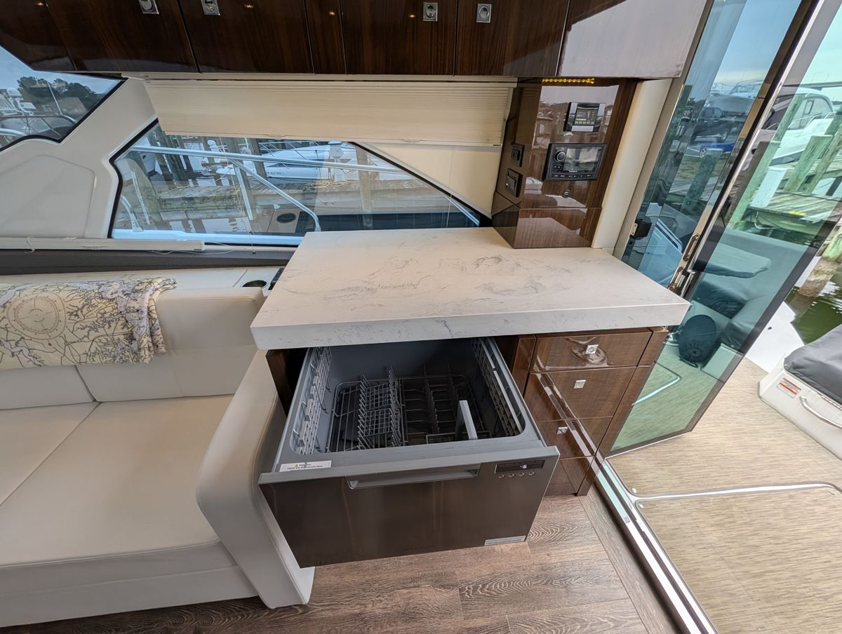 2022 Cruisers Yachts 54 