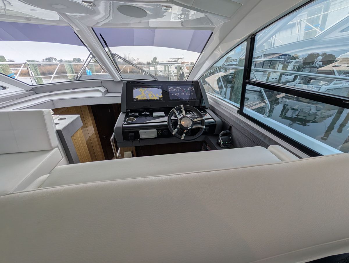 2022 Cruisers Yachts 54 