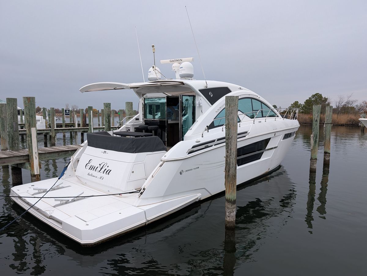 2022 Cruisers Yachts 54 