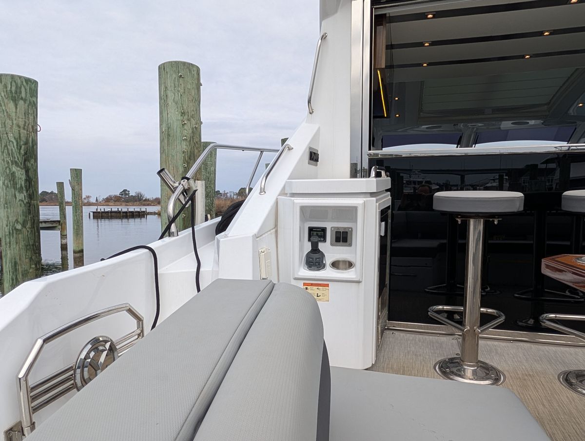 2022 Cruisers Yachts 54 