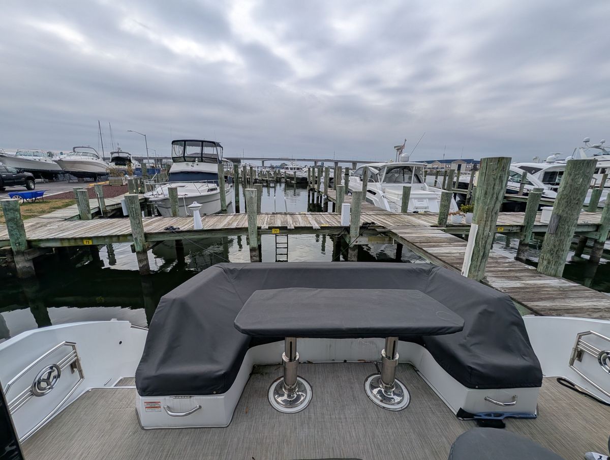 2022 Cruisers Yachts 54 