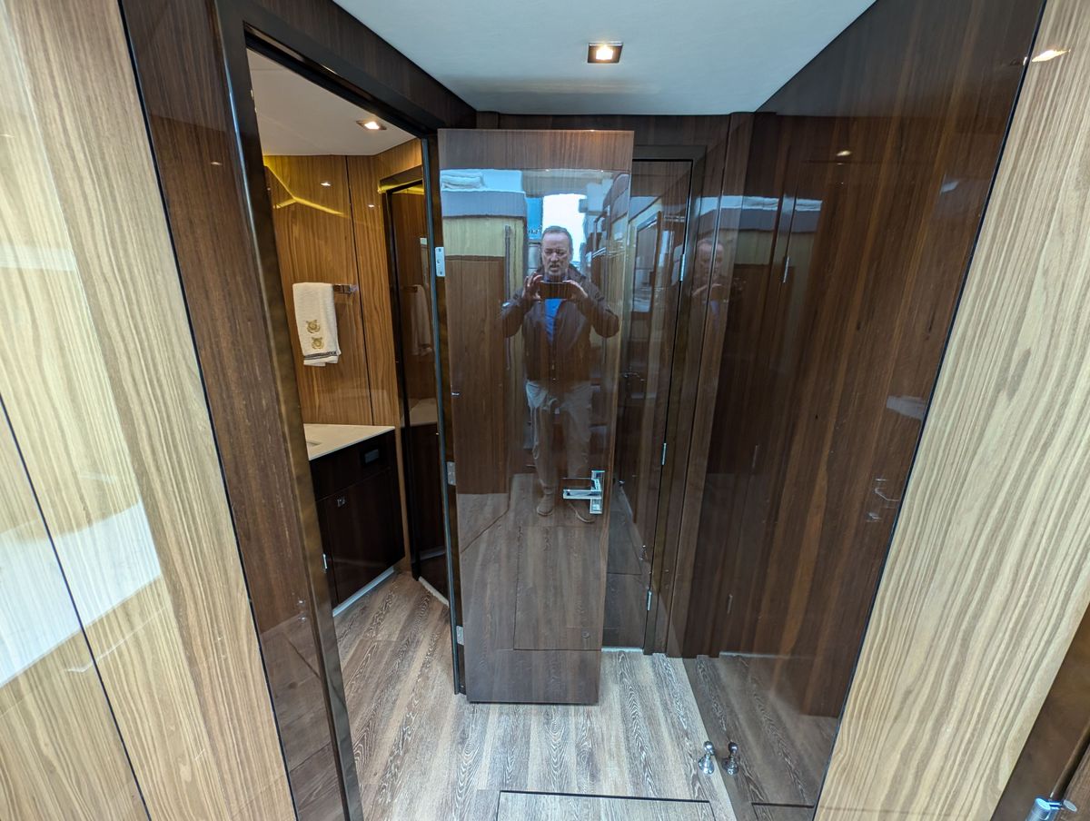 2022 Cruisers Yachts 54 