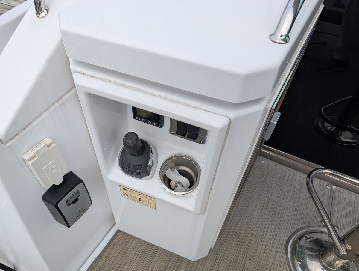 2022 Cruisers Yachts 54 