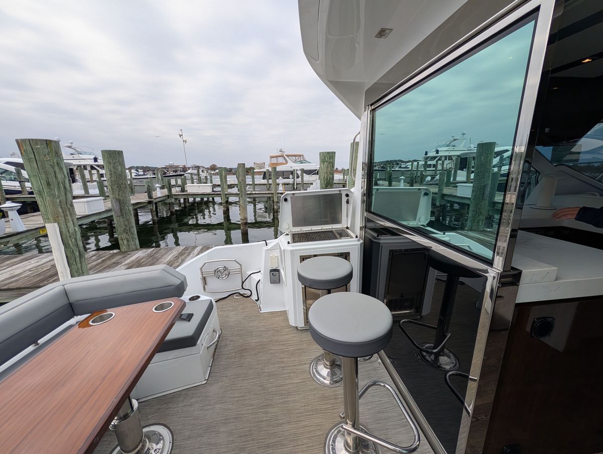 2022 Cruisers Yachts 54 