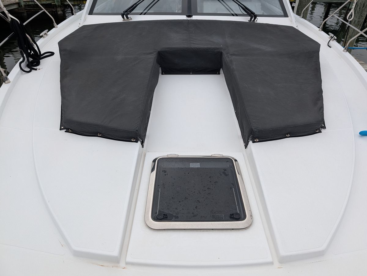 2022 Cruisers Yachts 54 