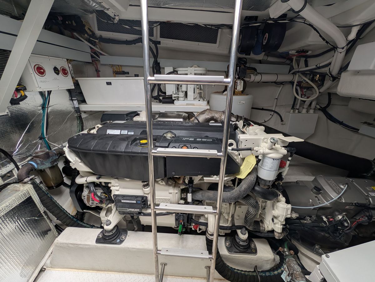 2022 Cruisers Yachts 54 