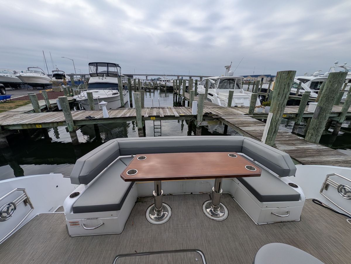 2022 Cruisers Yachts 54 