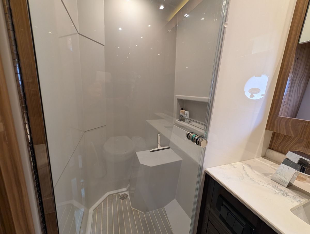 2022 Cruisers Yachts 54 