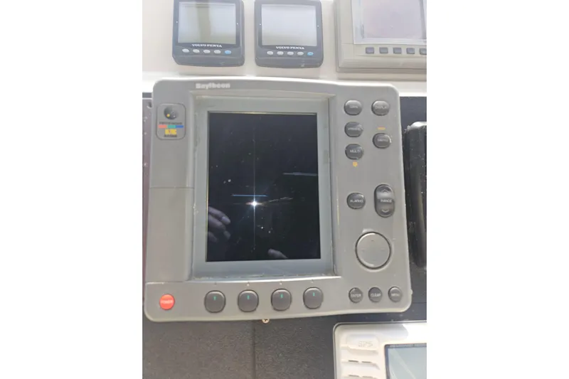 Long Time Comin' Yacht Photos Pics Control panel of a 2000 Cruisers Yachts 4450 Express Motoryacht with navigation equipment.