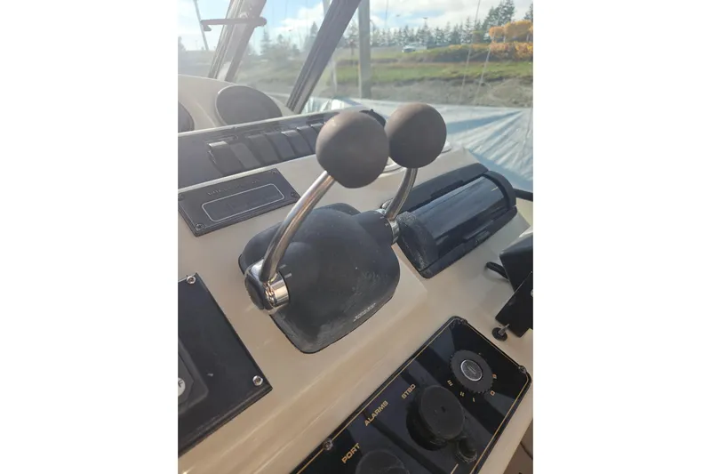 Long Time Comin' Yacht Photos Pics Control panel of 2000 Cruisers Yachts 4450 Express Motoryacht with throttle levers.