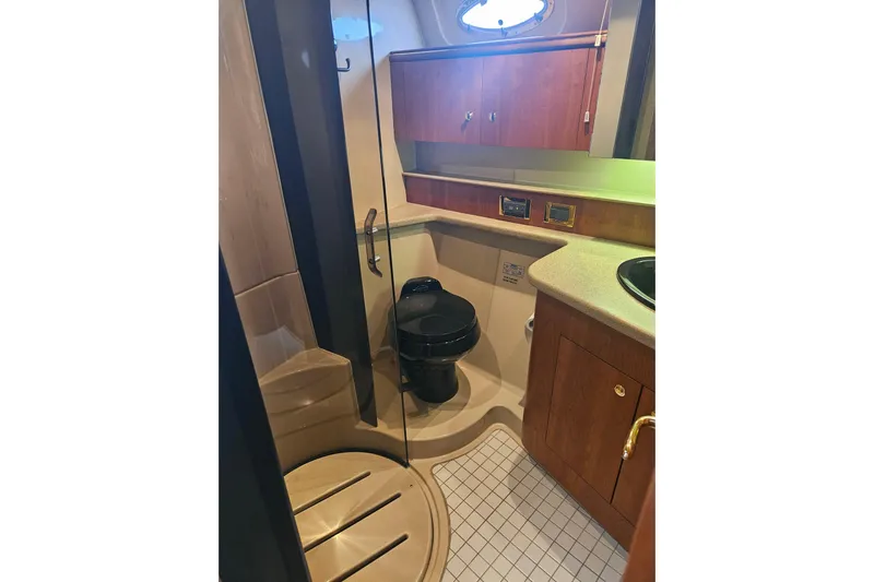 Long Time Comin' Yacht Photos Pics Luxurious bathroom in 2000 Cruisers Yachts 4450 Express Motoryacht with modern amenities.