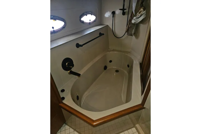 Long Time Comin' Yacht Photos Pics Luxurious bathtub in 2000 Cruisers Yachts 4450 Express Motoryacht bathroom.