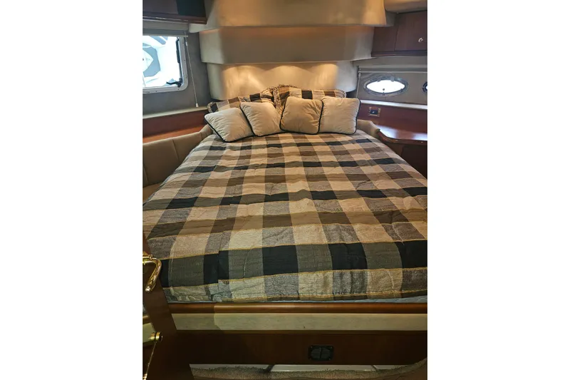 Long Time Comin' Yacht Photos Pics Luxurious bedroom in 2000 Cruisers Yachts 4450 Express Motoryacht with plaid bedding.