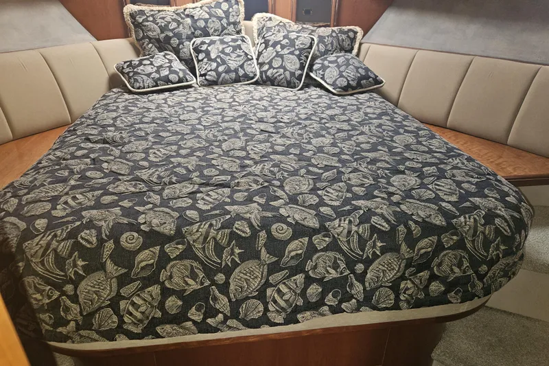 Long Time Comin' Yacht Photos Pics Luxurious 2000 Cruisers Yachts 4450 Express Motoryacht bedroom with nautical-themed bedding.