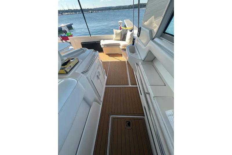 Abeona Yacht Photos Pics Luxurious 1997 Sea Ray 500 Sundancer yacht interior with elegant seating and scenic water view.