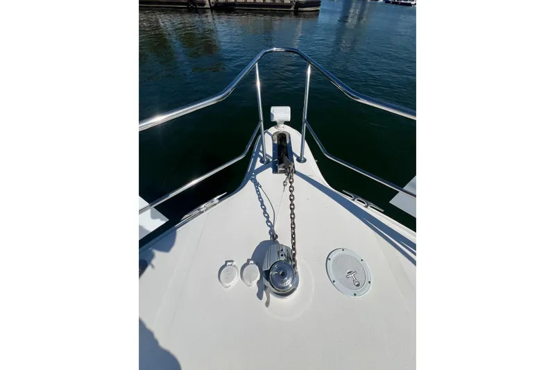 Abeona Yacht Photos Pics Bow of 1997 Sea Ray 500 Sundancer with anchor chain and railing.