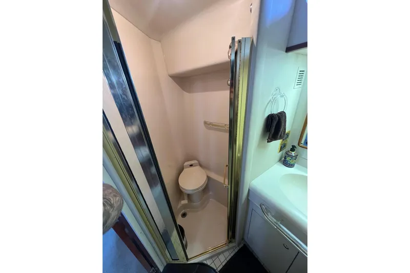 Abeona Yacht Photos Pics 1997 Sea Ray 500 Sundancer bathroom with shower, toilet, and sink.