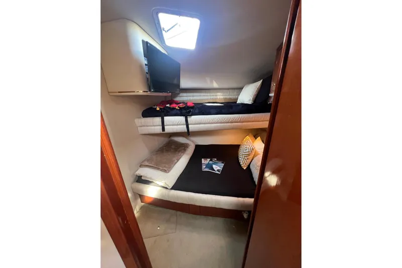 Abeona Yacht Photos Pics Interior cabin of 1997 Sea Ray 500 Sundancer with cozy bunk beds and skylight.