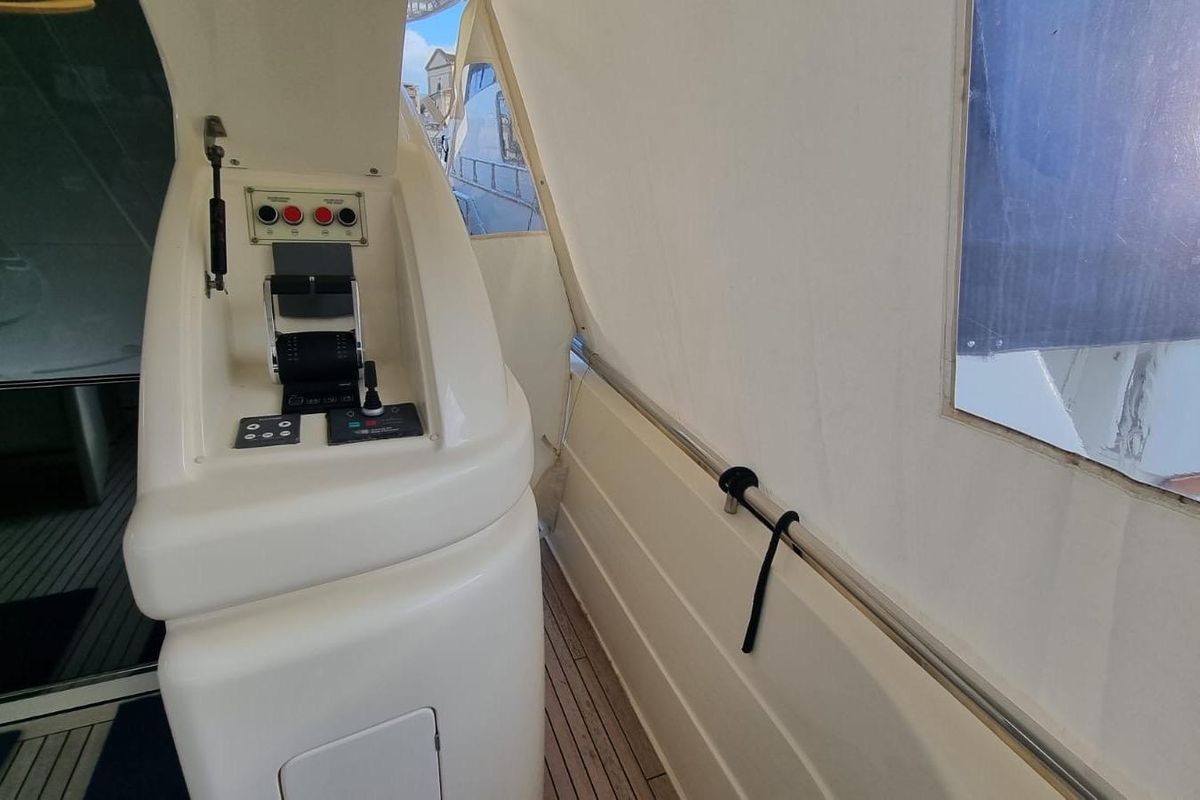 2002 Ferretti Yachts 69 