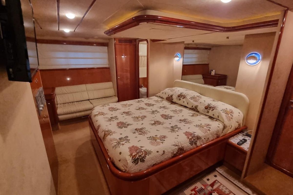 2002 Ferretti Yachts 69 