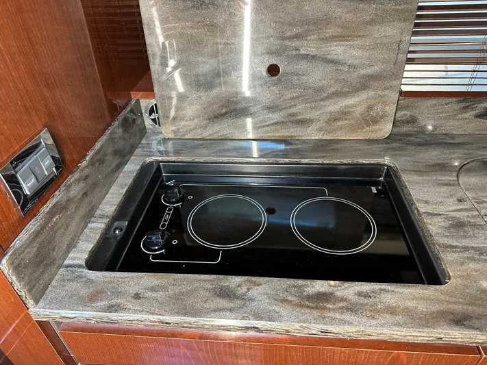  Yacht Photos Pics Modern stovetop in 2012 Sea Ray 470 Sundancer yacht kitchen.