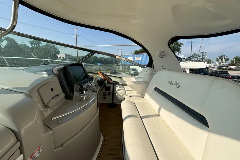  Yacht Photos Pics 2005 Sea Ray 420 Sundancer yacht interior with helm and seating area.