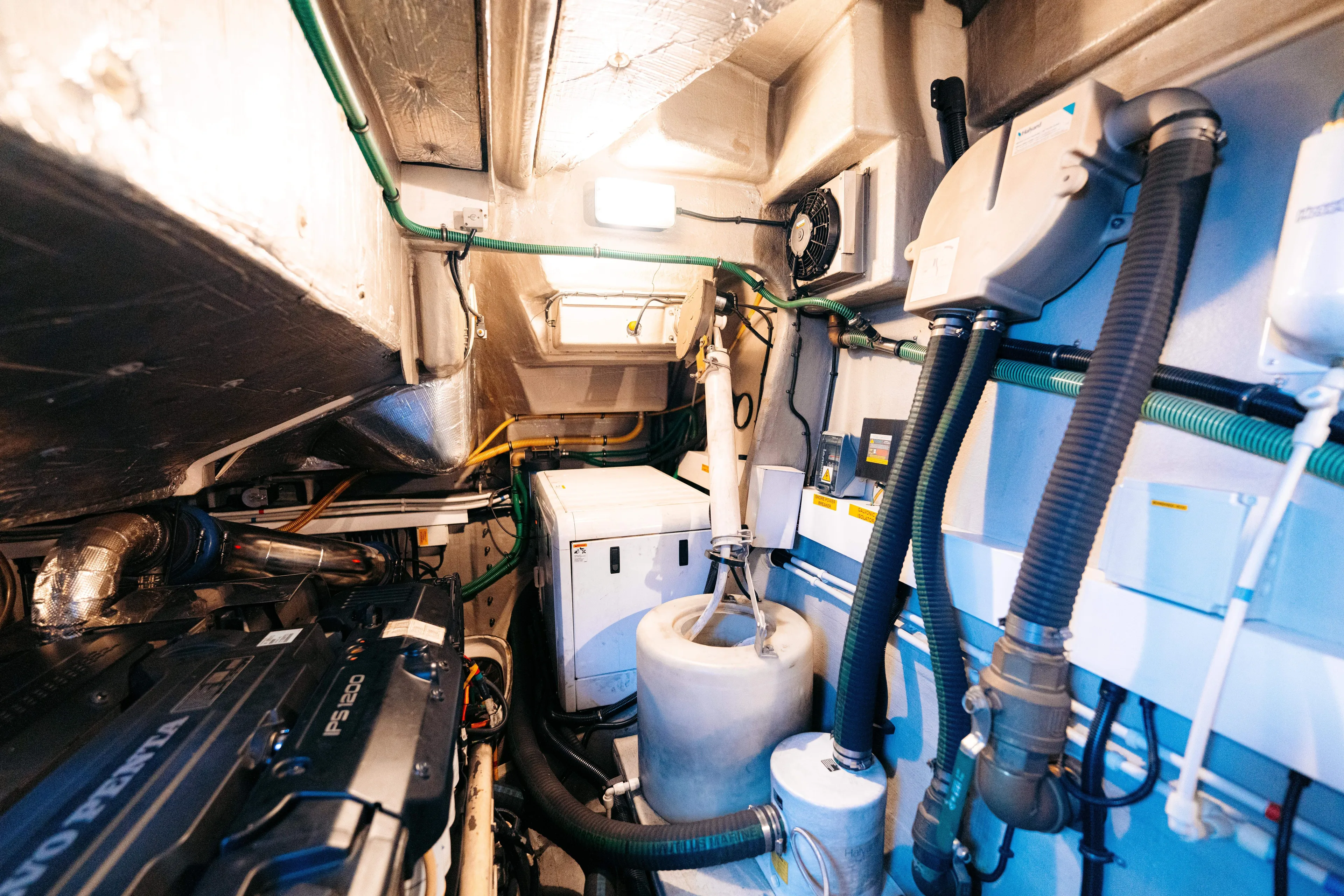  Yacht Photos Pics Engine room